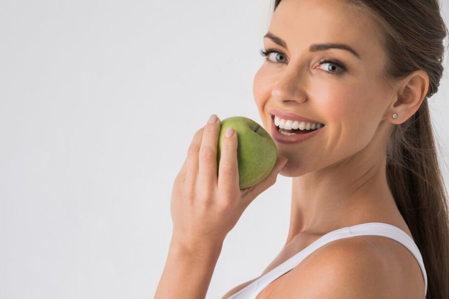 eatingapple-920x613-1