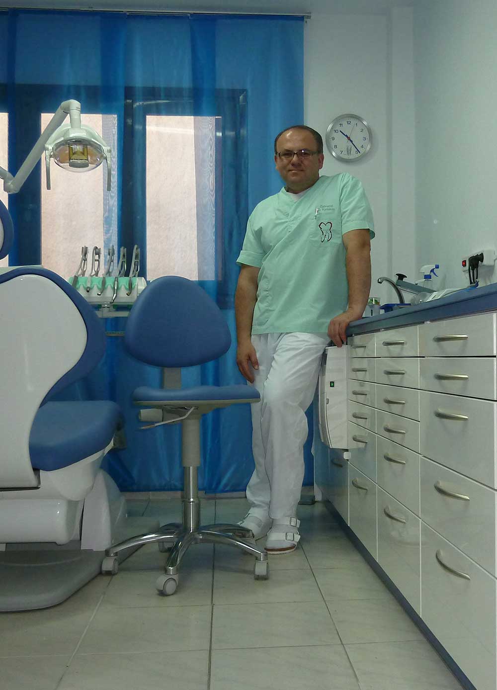 Ο Οδοντίατρος Γεώργιος Κυριάκος στο ιατρείο του